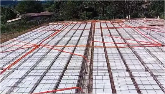 Montagem milimétrica de laje treliçada com conduítes e malha de aço embutida